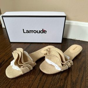 NWT Larroude Ivy Ruffle Flat Mule In Beige Raffia